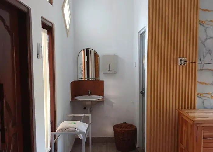 Tara Bar & Resto Air Sanih Guest house Kubutambahan (Bali)